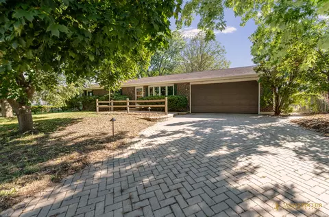 1410 N Fairview Ln, Mchenry, IL 60051