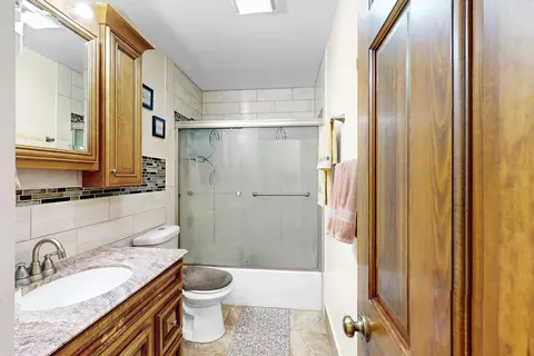 Bath - 923 Capistrano Ter, Bartlett, IL 60103 photo 1 of 3