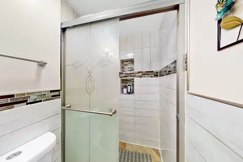 Bath - 923 Capistrano Ter, Bartlett, IL 60103 photo 3 of 3