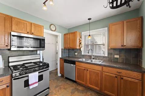 Kitchen - 18113 Park Ave, Lansing, IL 60438 photo 1 of 3