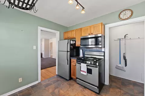 Kitchen - 18113 Park Ave, Lansing, IL 60438 photo 3 of 3