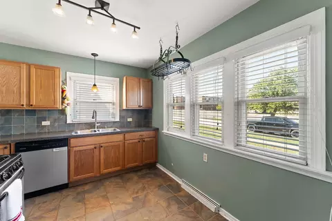 Kitchen - 18113 Park Ave, Lansing, IL 60438 photo 2 of 3