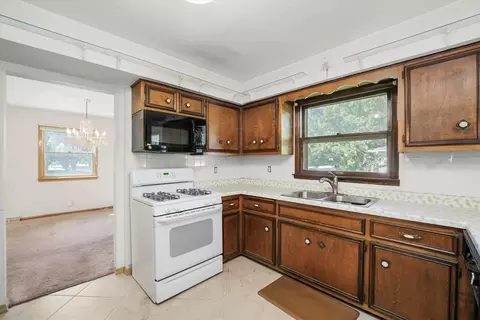 Kitchen - 18830 S Sara Rd, Mokena, IL 60448 photo 2 of 5