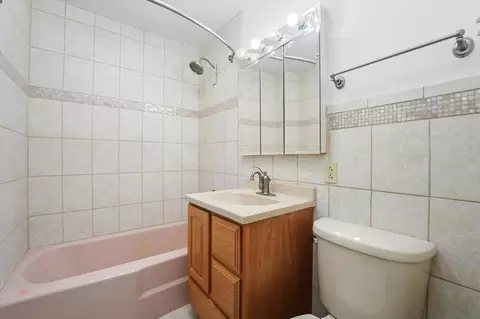 Bath - 18830 S Sara Rd, Mokena, IL 60448 photo 2 of 3
