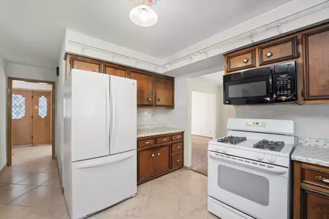 Kitchen - 18830 S Sara Rd, Mokena, IL 60448 photo 4 of 5