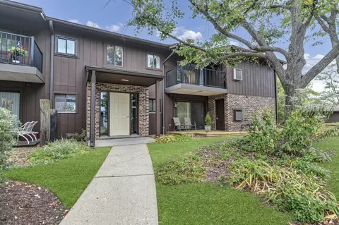 55 W 64th St #102, Westmont, IL 60559