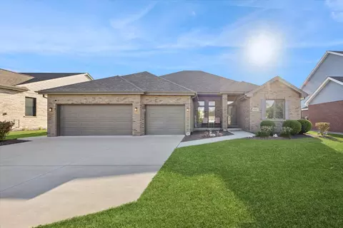 9005 Gloucester Rd, Woodridge, IL 60517