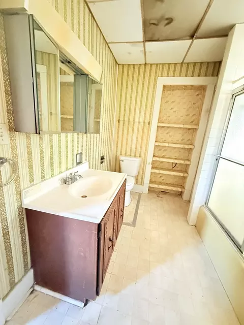 Bath - 695 N Harrison Ave, Kankakee, IL 60901 photo 1 of 1