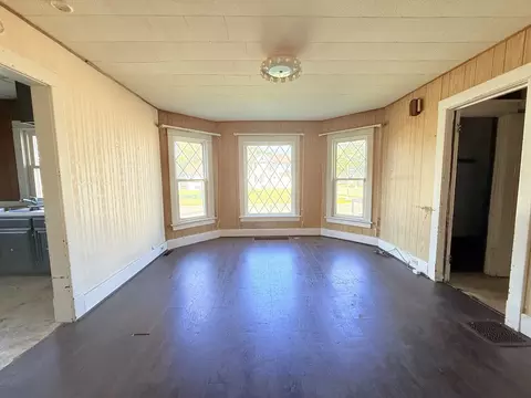 Living - 695 N Harrison Ave, Kankakee, IL 60901 photo 2 of 4
