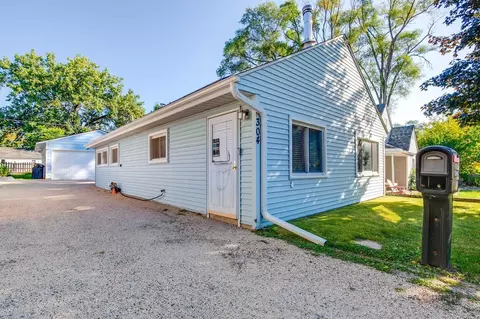 304 E Willow Dr, Round Lake Park, IL 60073