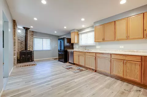 Kitchen - 304 E Willow Dr, Round Lake Park, IL 60073 photo 2 of 3