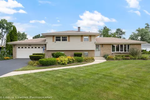 533 Seward St, Roselle, IL 60172