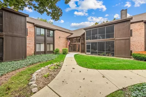 710 St Andrews Ln #16, Crystal Lake, IL 60014
