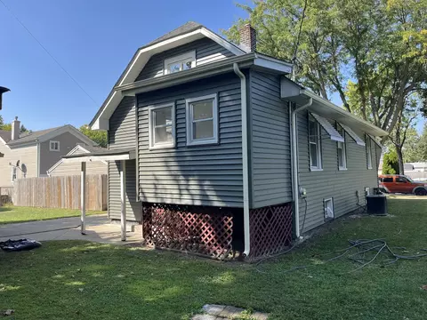 Exterior - 733 Schomer Ave, Aurora, IL 60505 photo 4 of 5