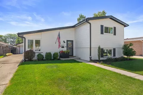 8517 W Madison Dr, Niles, IL 60714