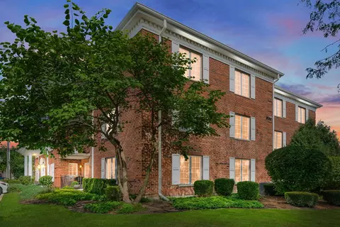 322 Park Ave #2A, Clarendon Hills, IL 60514