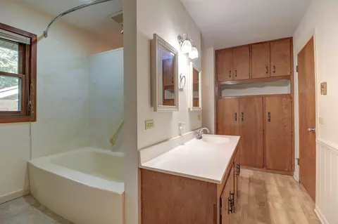 Bath - 20644 White Oaks Rd, Morrison, IL 61270 photo 3 of 5