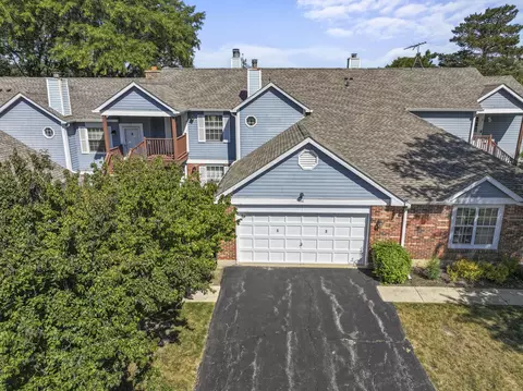 366 Pembroke Ln #5, Glen Ellyn, IL 60137