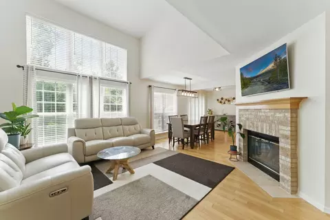 Living - 904 Willow St, Itasca, IL 60143 photo 2 of 3