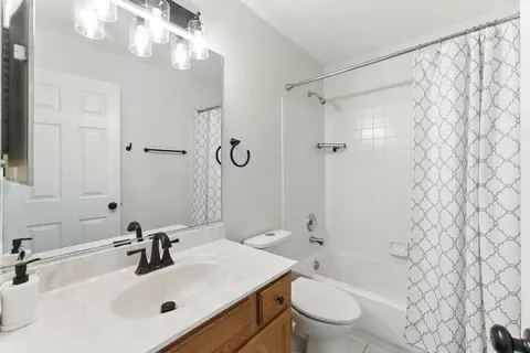 Bath - 904 Willow St, Itasca, IL 60143 photo 3 of 4