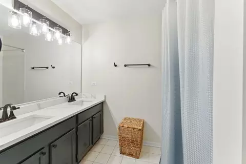 Bath - 904 Willow St, Itasca, IL 60143 photo 2 of 4