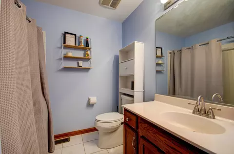 Bath - 1904 Pebble Beach Dr, Plainfield, IL 60586 photo 2 of 3