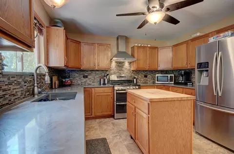 Kitchen - 1904 Pebble Beach Dr, Plainfield, IL 60586 photo 2 of 2