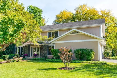 6 Devonshire Ln, Lincolnshire, IL 60069