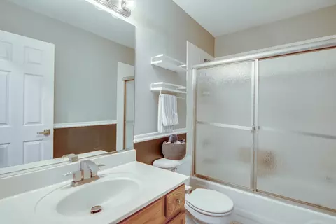 Bath - 1818 Olde Mill Rd, Plainfield, IL 60586 photo 3 of 3