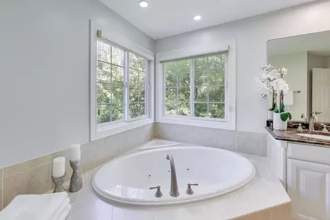 Bath - 2688 Summit Dr, Glenview, IL 60025 photo 5 of 9