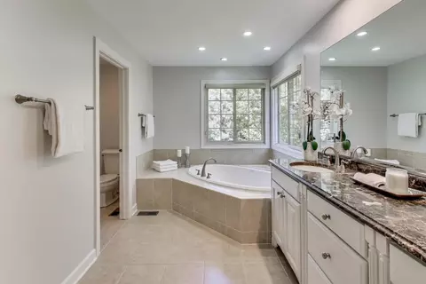 Bath - 2688 Summit Dr, Glenview, IL 60025 photo 4 of 9