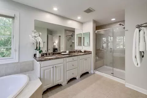 Bath - 2688 Summit Dr, Glenview, IL 60025 photo 2 of 9