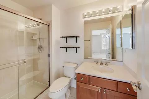 Bath - 2688 Summit Dr, Glenview, IL 60025 photo 7 of 9