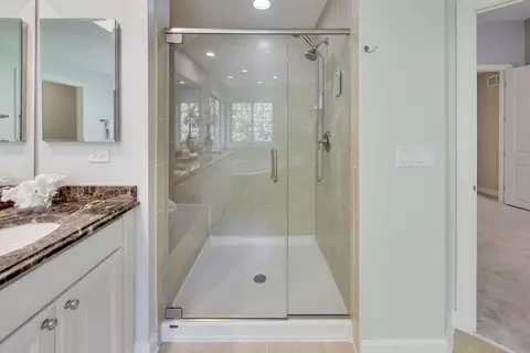 Bath - 2688 Summit Dr, Glenview, IL 60025 photo 6 of 9