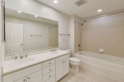 Bath - 2688 Summit Dr, Glenview, IL 60025 photo 8 of 9