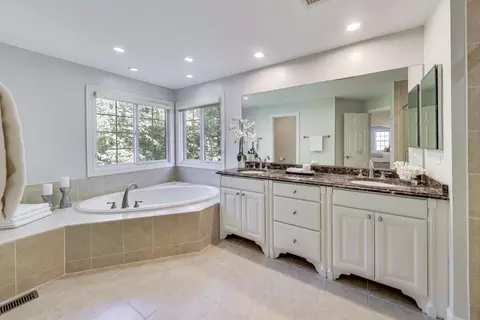 Bath - 2688 Summit Dr, Glenview, IL 60025 photo 3 of 9