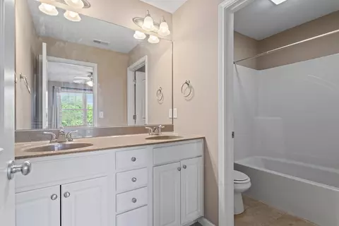 Bath - 1610 Belclare Rd, Normal, IL 61761 photo 2 of 3