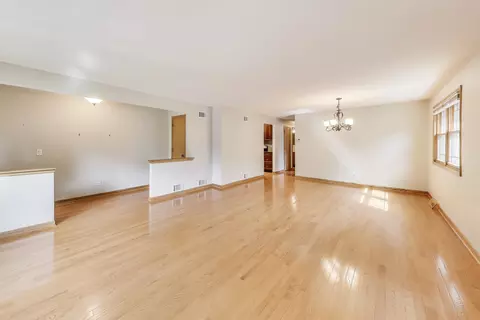 5 N Maple St, Mount Prospect, IL 60056 photo 3