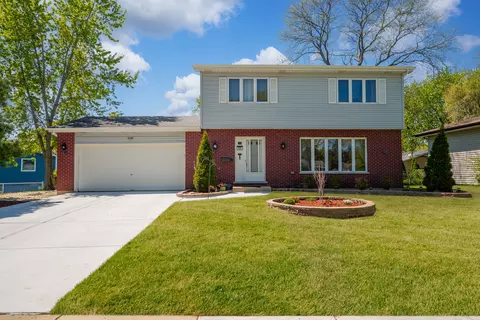 630 S Walnut Ln, Schaumburg, IL 60193