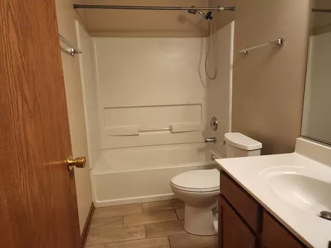 Bath - 5130 Freeport Dr, Plainfield, IL 60586 photo 2 of 3
