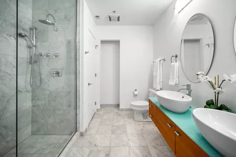 Bath - Undisclosed, Chicago, IL 60654 photo 1 of 3