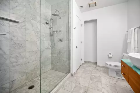 Bath - Undisclosed, Chicago, IL 60654 photo 2 of 3