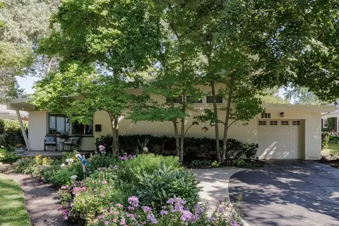208 Park Ln, Lake Bluff, IL 60044