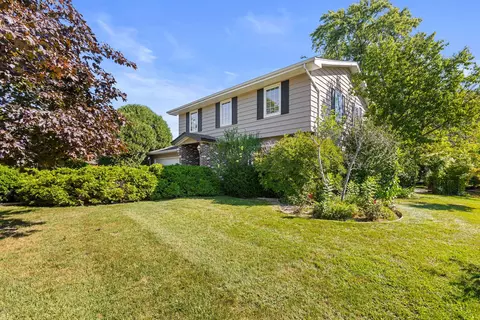 455 Laburnum Dr, Northbrook, IL 60062