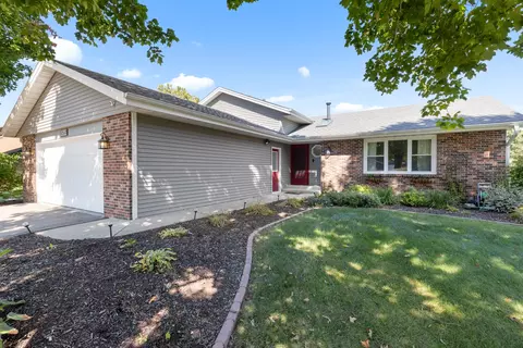 10510 Baederwood Dr, Machesney Park, IL 61115