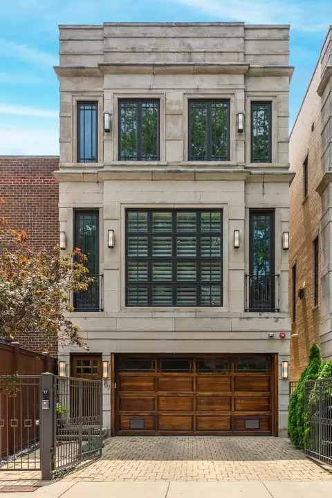 707 W Gordon Ter, Chicago, IL 60613
