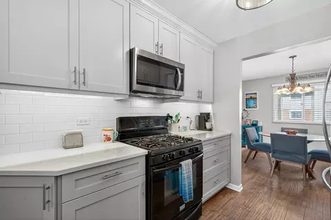 Kitchen - 1049 Liskeard Ct, Wheaton, IL 60189 photo 3 of 3
