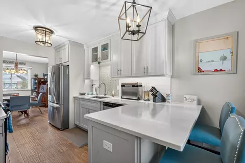 Kitchen - 1049 Liskeard Ct, Wheaton, IL 60189 photo 2 of 3