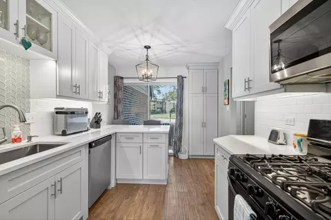 Kitchen - 1049 Liskeard Ct, Wheaton, IL 60189 photo 1 of 3