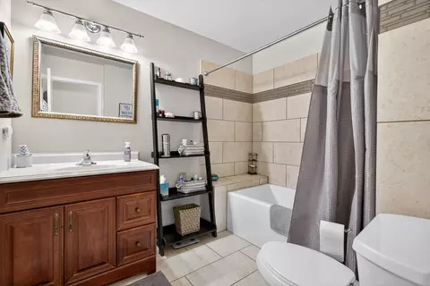 Bath - 1049 Liskeard Ct, Wheaton, IL 60189 photo 2 of 2